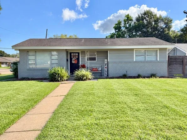2920 Magnolia Ln, Groves, TX 77619