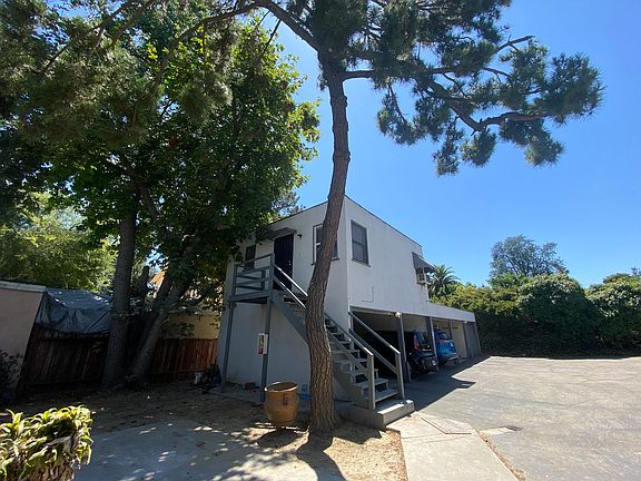 4th image of 1985 N Summit Ave #1987