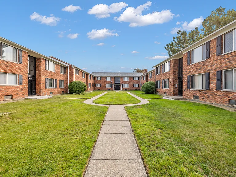 Cherry Hill Village Apartments - Dearborn Heights, MI — Photo 43
