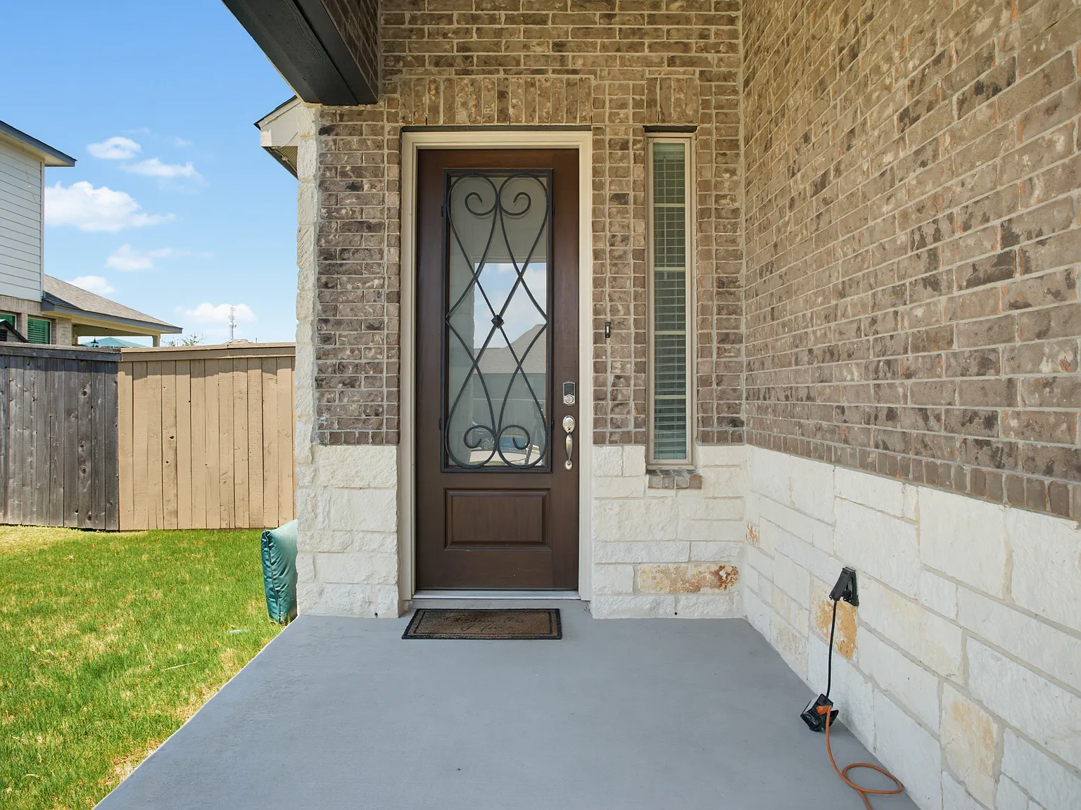 3 bed, 2001 sqft, $2,100 — Photo 3