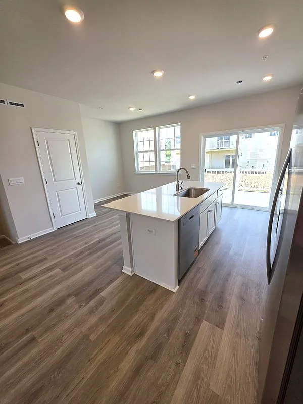 3 bed, 2.5 bath, 1969 sqft, $2,800 — Photo 4
