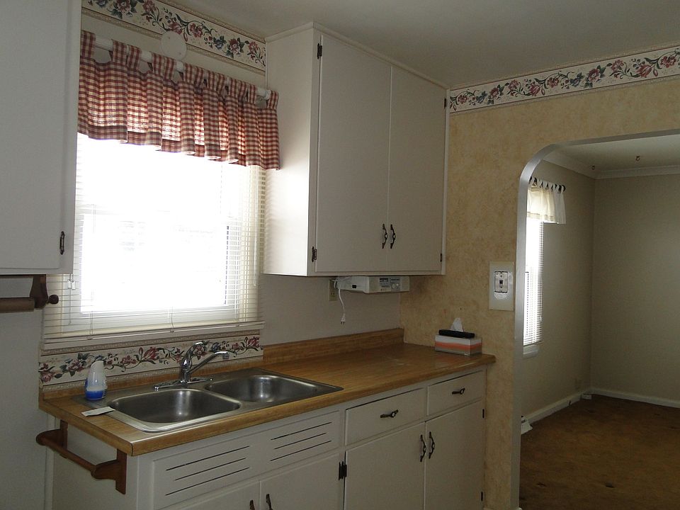 2nd image of 2526 5th Ave E