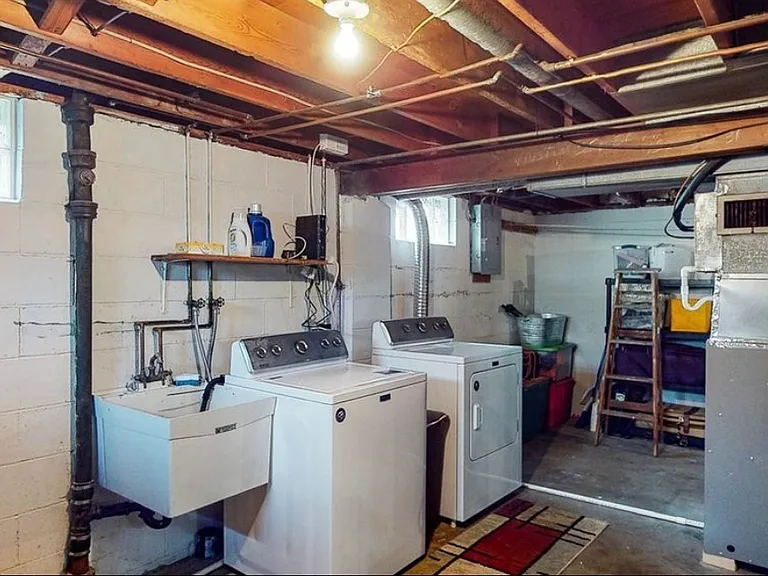 1139 Valley Dr NW — Photo 15