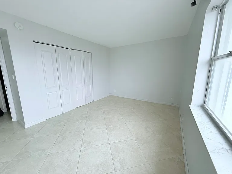 401 Golden Isles Dr #913 — Photo 18