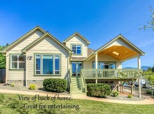 117 NW Fall Run Dr, Grants Pass, OR 97526