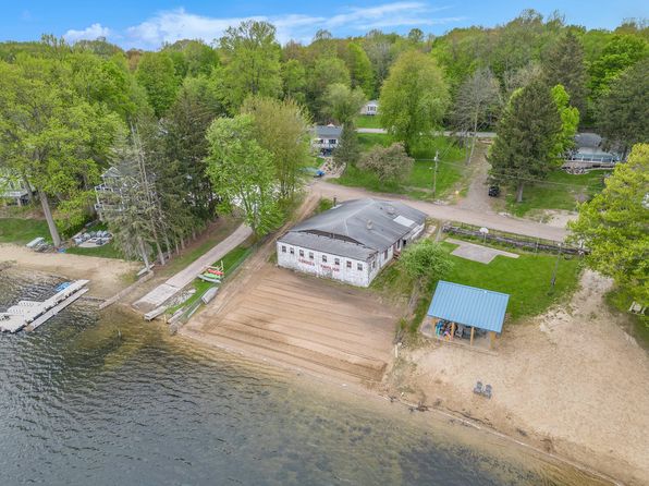 15721 Lakeview Dr, Buchanan, MI 49107