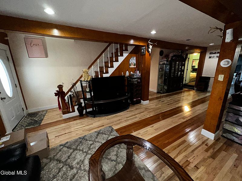 4th image of 425 Paige Street