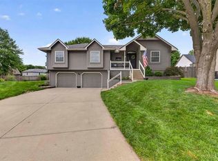 207 NE Bridge Pl, Blue Springs, MO 64014