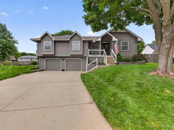 207 NE Bridge Pl, Blue Springs, MO 64014