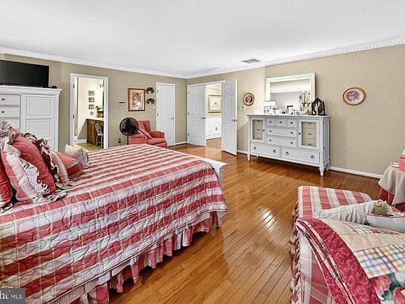 5th image of 8 Oak Ridge Ln