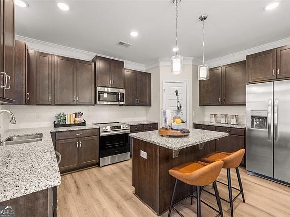 5th image of 202 Sycamore Ln