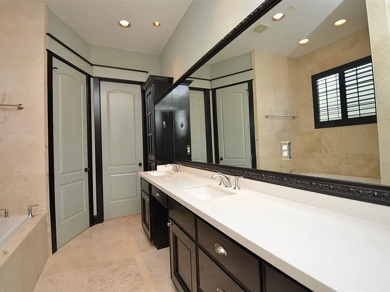 1818 Binz St #E — Photo 28