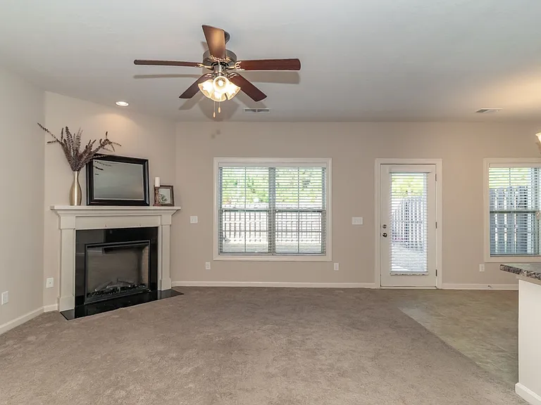 906 Erika Ln — Photo 4