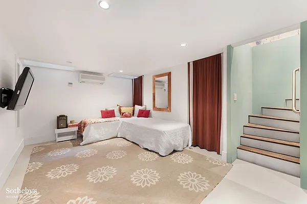 Sold by Sotheby's International Realty | media 17