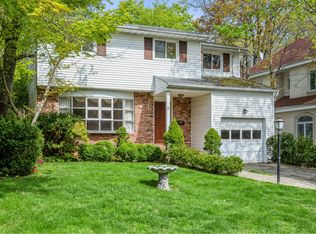 8 Elliot Rd, Great Neck, NY 11021