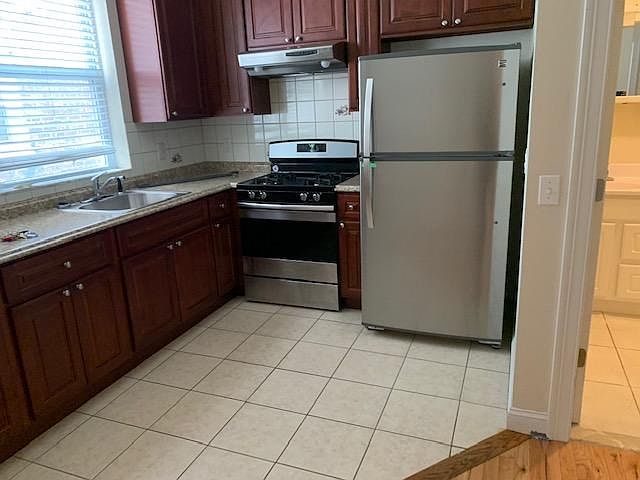 2nd image of 192 Ferry St #2