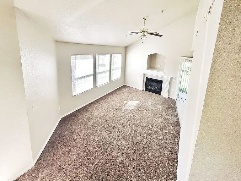 1008 S Locust St — Photo 1