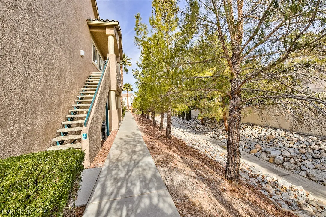2 bed, 2.0 bath, 1319 sqft, $1,816 — Photo 2