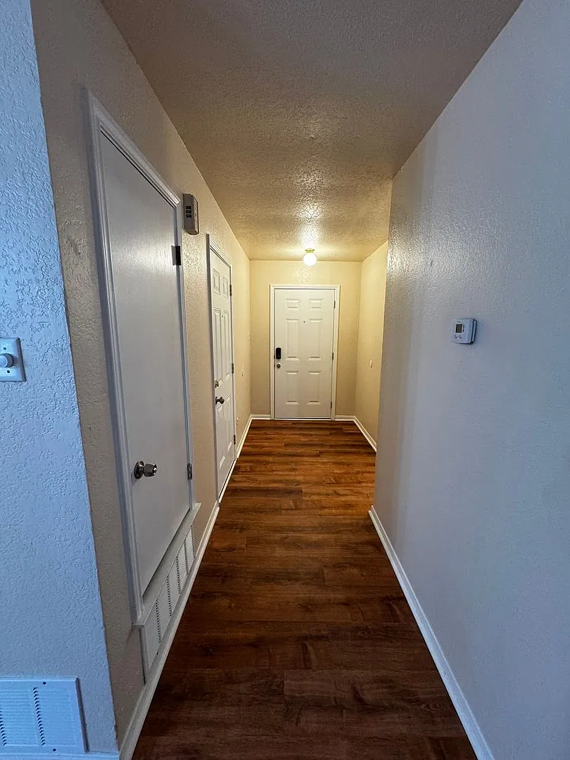 Remodeled 4 Bedroom 2 Bath Spacious Home — Photo 2