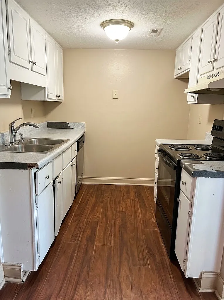 2 bed, 1.5 bath, 900 sqft, $850 — Photo 3