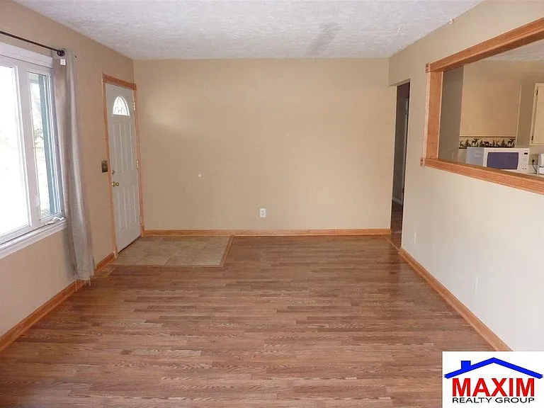 10909 Leavenworth St — Photo 2
