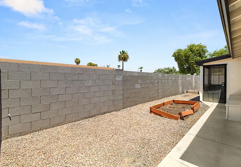 1558 W 5th St — Photo 21