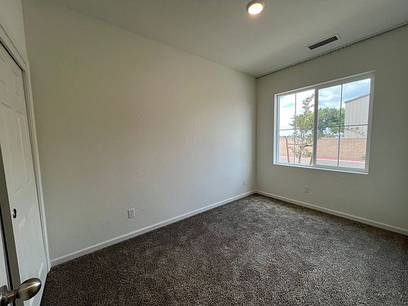 4th image of 587 Sandtrap Ln