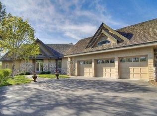2833 Overlook Cir, Bloomington, MN 55431