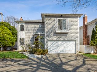 58 Searingtown Rd, Albertson, NY 11507