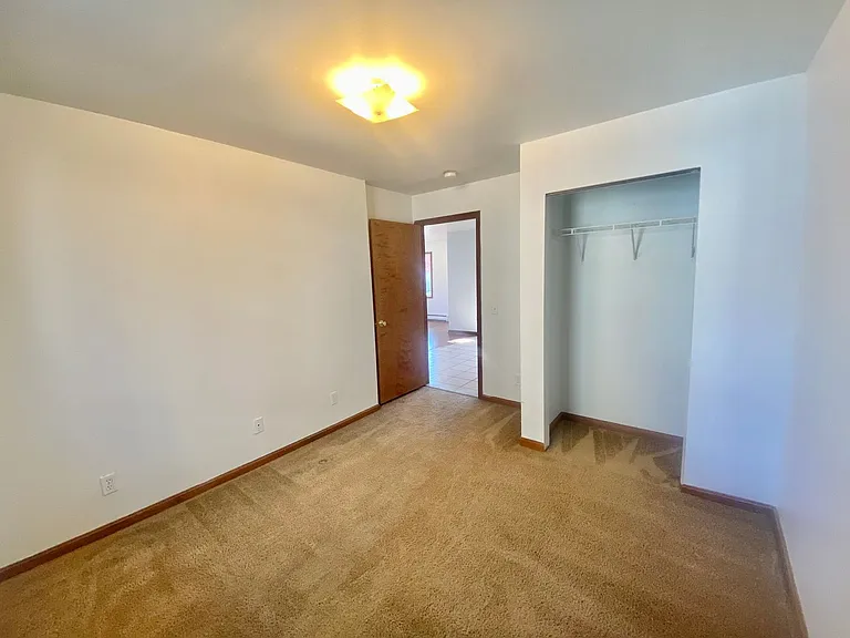 512 W Cross St — Photo 8