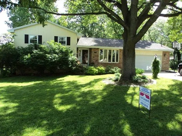 3028 Lake Bluff Dr photo 1
