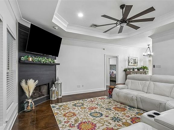 5th image of 150 Riverbend Dr
