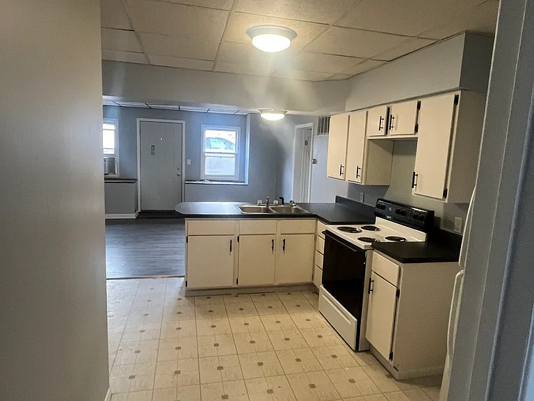 10390 S Mill St #101 — Photo 2