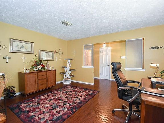 3rd image of 1402 Creek Hollow Dr