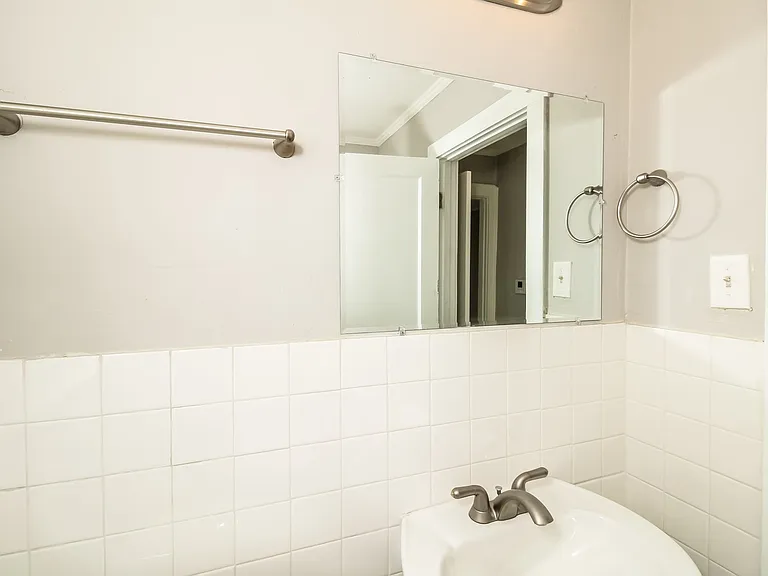 572091_027_bathroom_13157156.jpg
