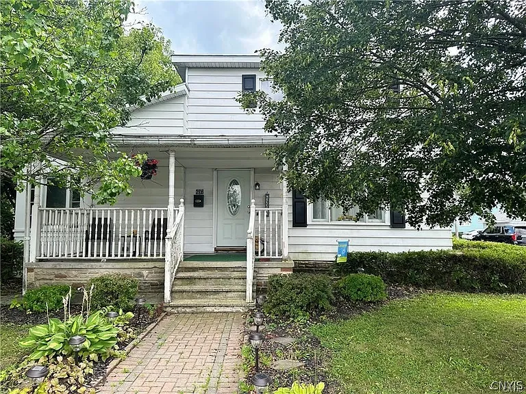 637 Coffeen St — Photo 1