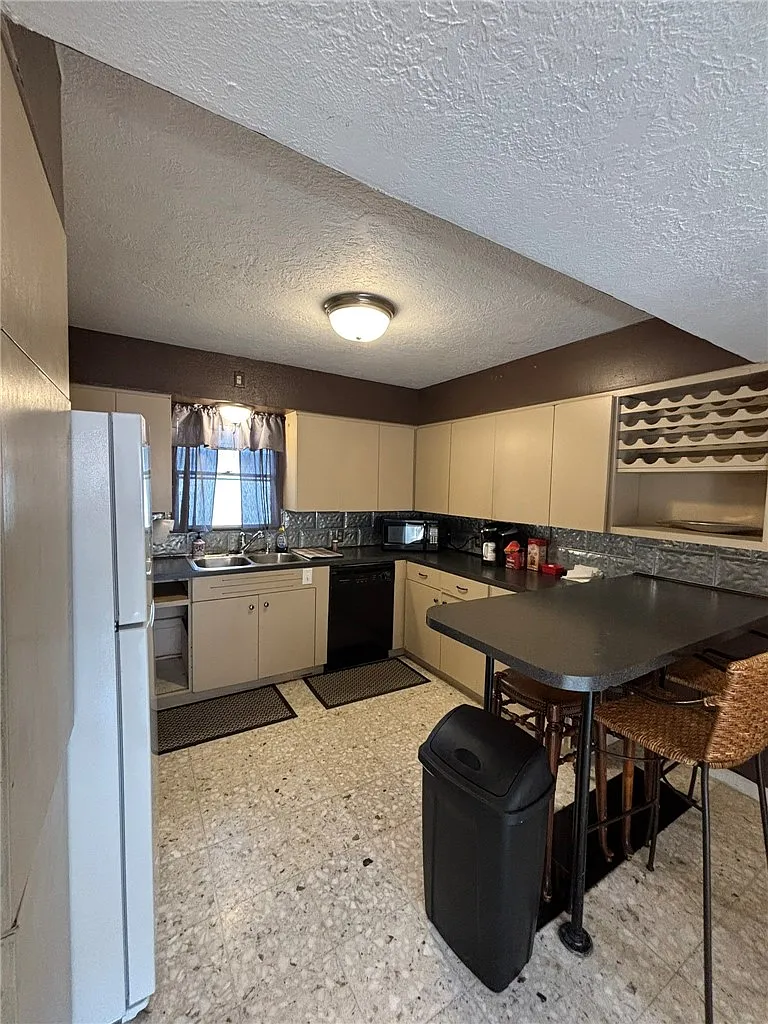 3 bed, 2.0 bath, 1527 sqft, $1,750 — Photo 4