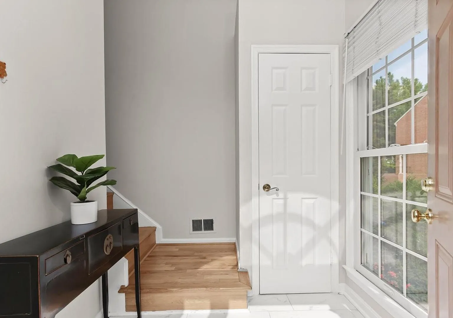 Gorgeous 3BR 2 full bath, 2 half bath end unit townhome located in the Woodmont Place community o... — Photo 2