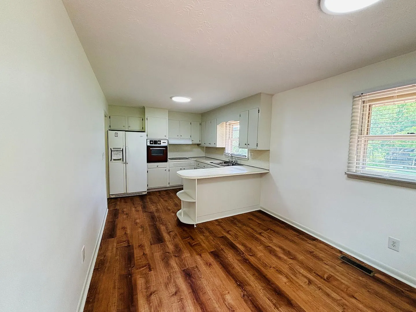 3 Bedroom, 2 Bath House with Huge Yard — Photo 4