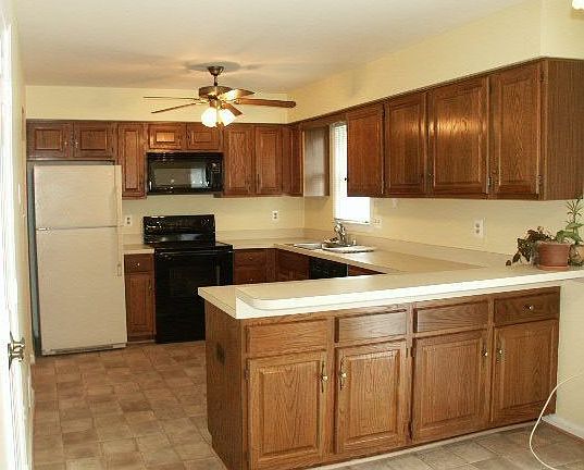 Eat-in Kitchen w/new flooring