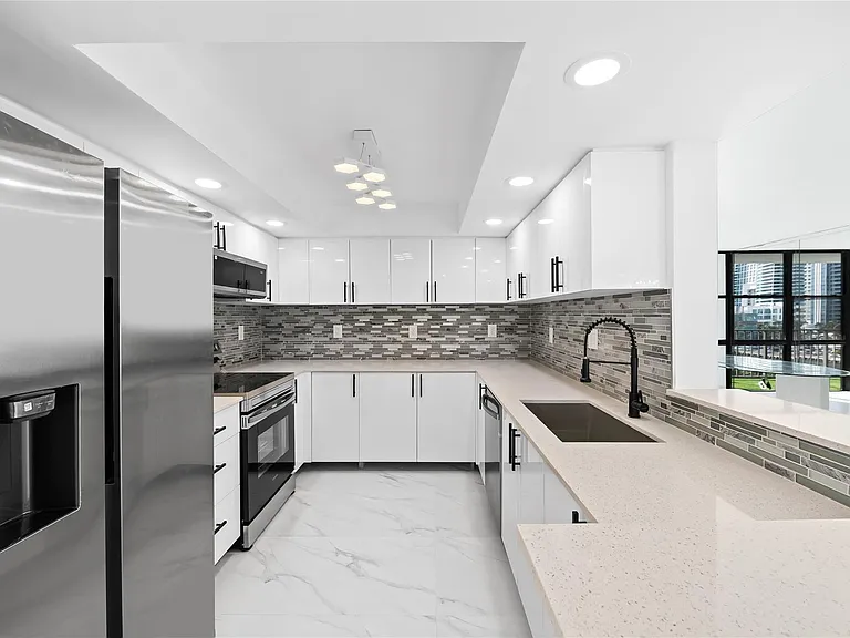 800 Parkview Dr #718 — Photo 6