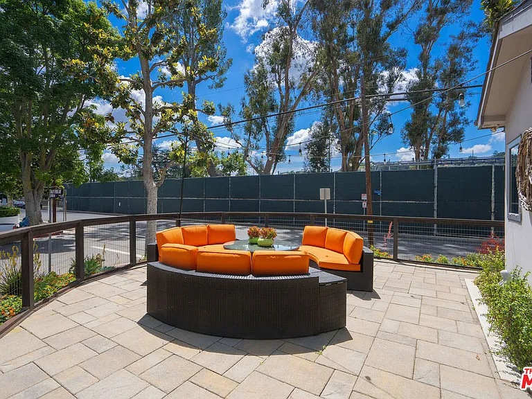 4203 Babcock Ave — Photo 4