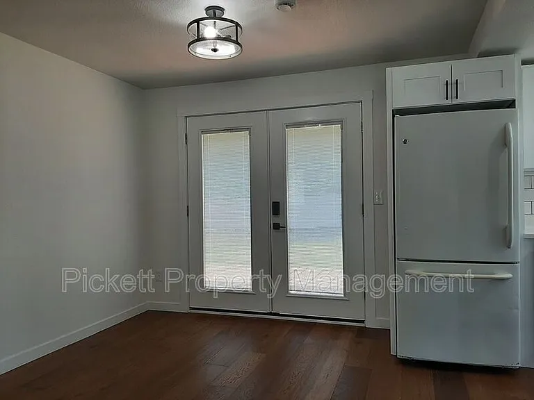 212 NE Torval Canyon Rd — Photo 8