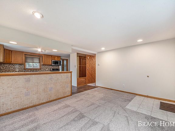 4th image of 1410 Dean St NE
