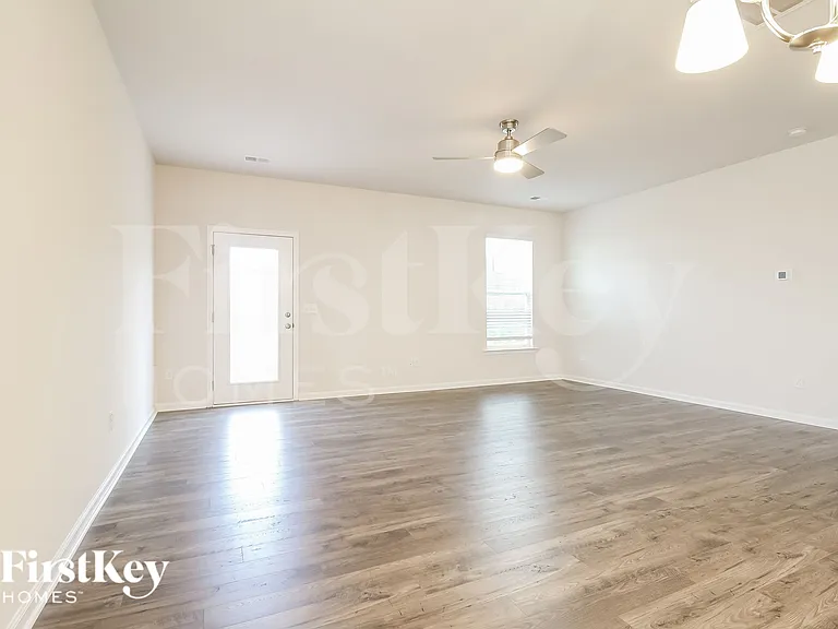 423 Stonefence Dr — Photo 3