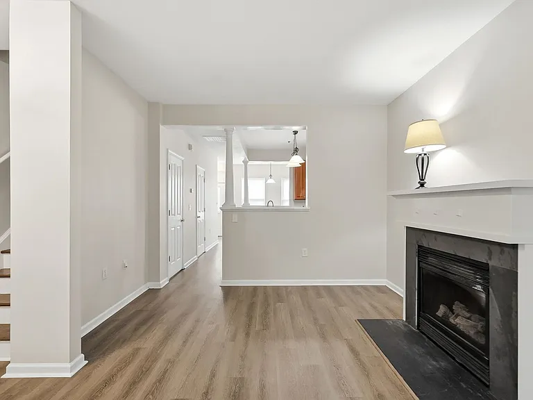 614 E 9th St — Photo 20