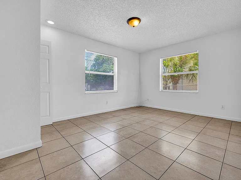 336 NE 12th Ave — Photo 23