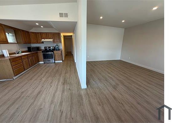 3rd image of 909 Elko Way