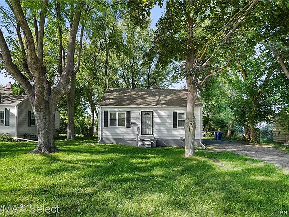 3rd image of 3155 Leith St