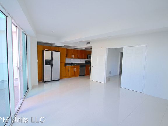 4th image of 6362 Collins Ave #402